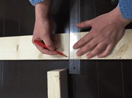 壁収納の支柱となる2ｘ4材に「赤鉛筆」で定規を使って垂直にしるしをつけていきます。
